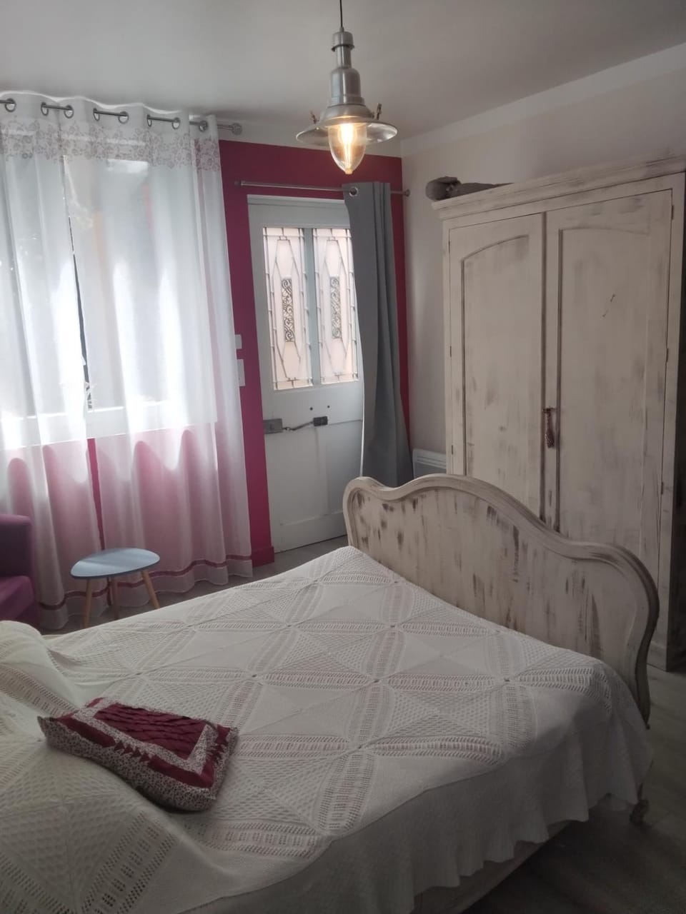 Bed, Photo of the whole room, wardrobe