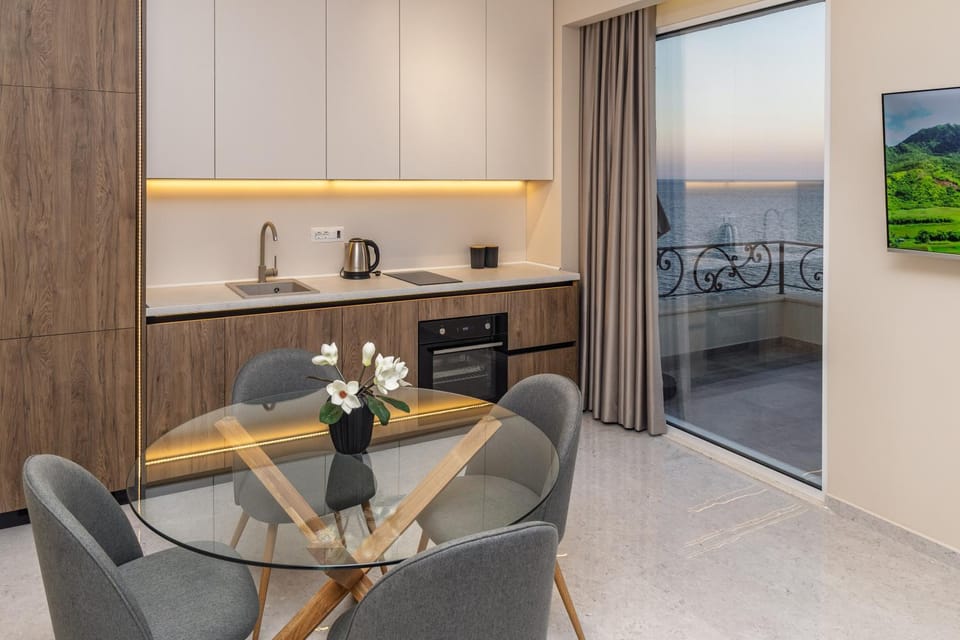 Kitchen or kitchenette, Dining area, stove