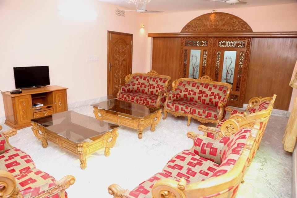 Communal lounge/ TV room, Living room, Seating area