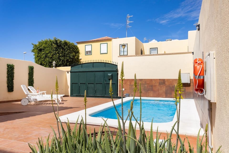 Pool view, Swimming pool, sunbed