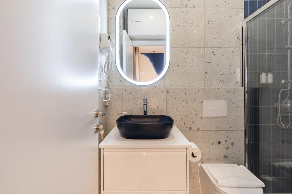 Shower, Toilet, Bathroom, towels