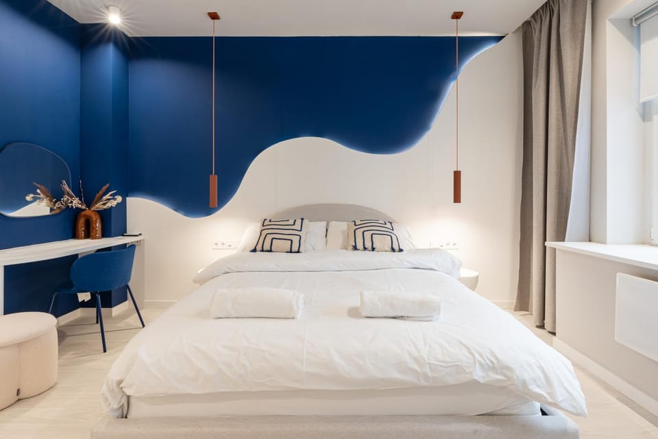 Bed, Seating area, Bedroom, towels