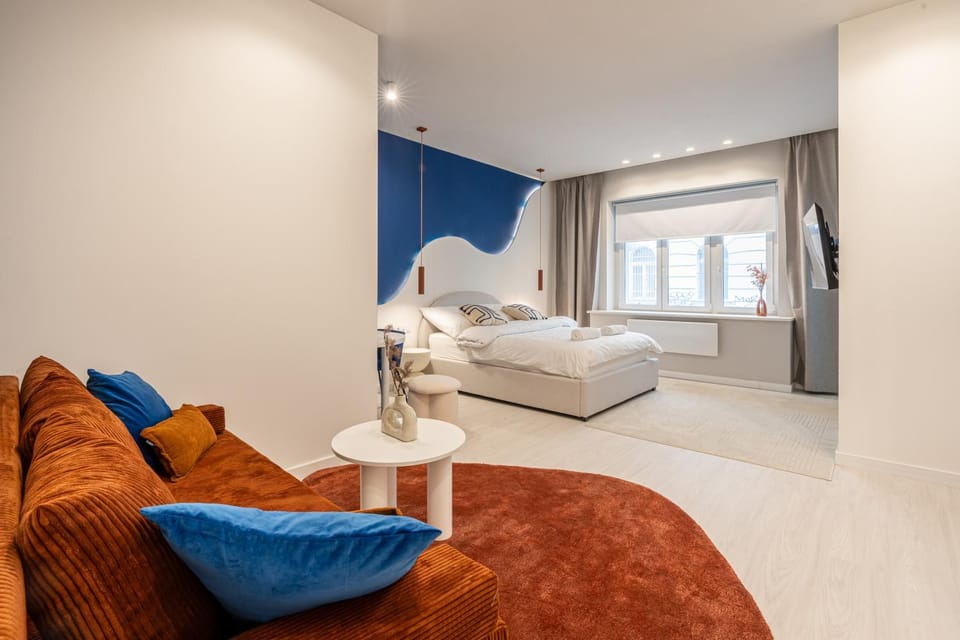 Bed, Photo of the whole room, Seating area, Bedroom