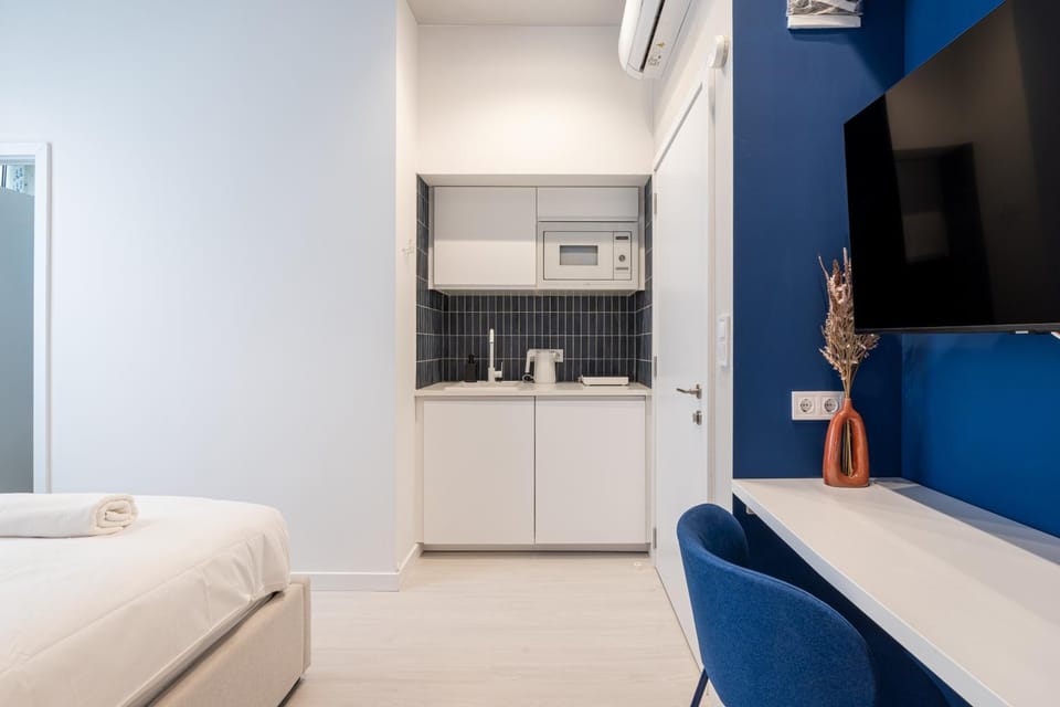 Bed, TV and multimedia, Kitchen or kitchenette, Photo of the whole room, Seating area, Bedroom, air conditioner