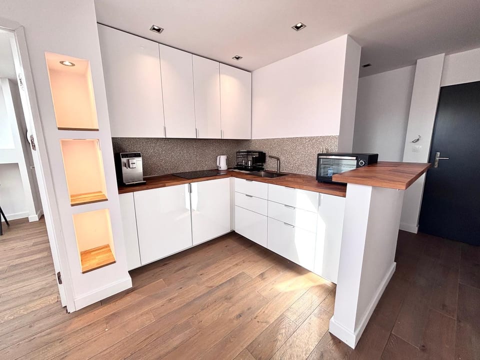 Kitchen or kitchenette, dishwasher, oven