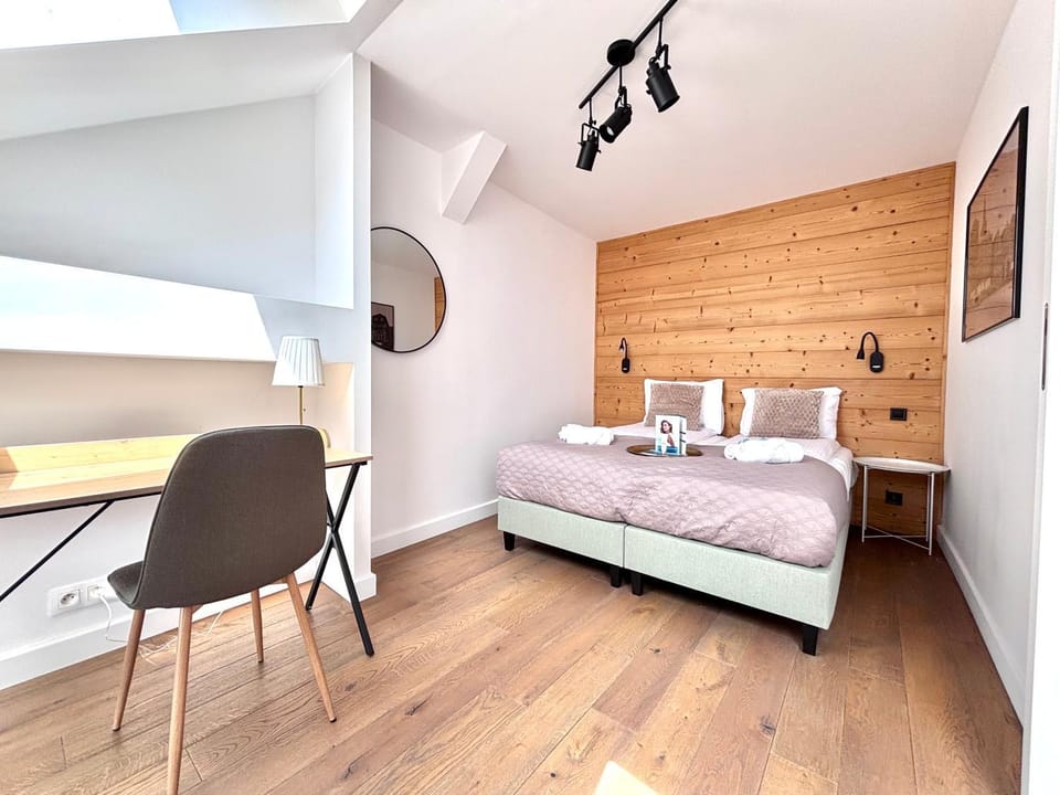 Bed, Living room