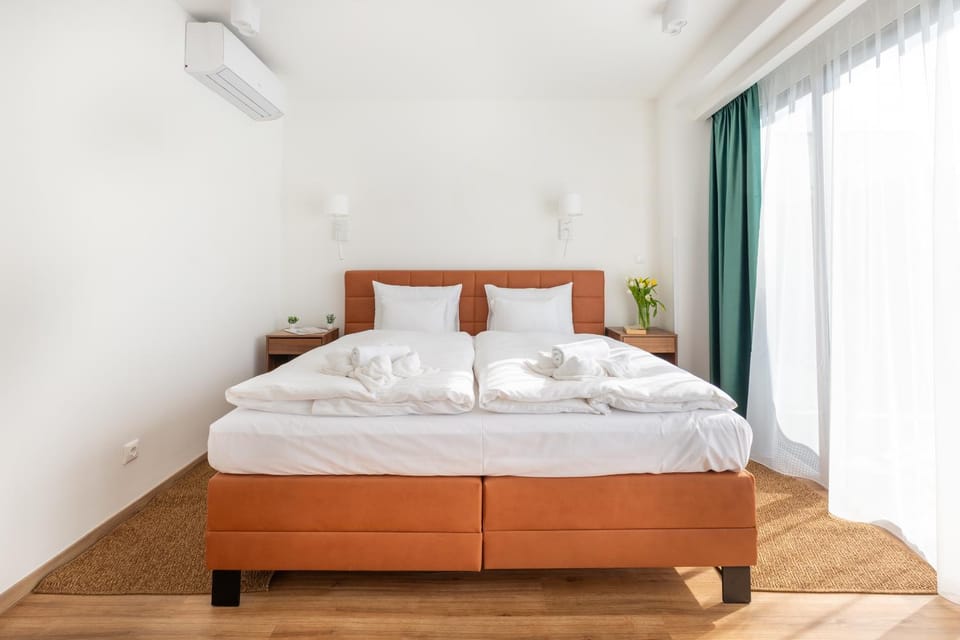 Bed, Photo of the whole room, towels, air conditioner