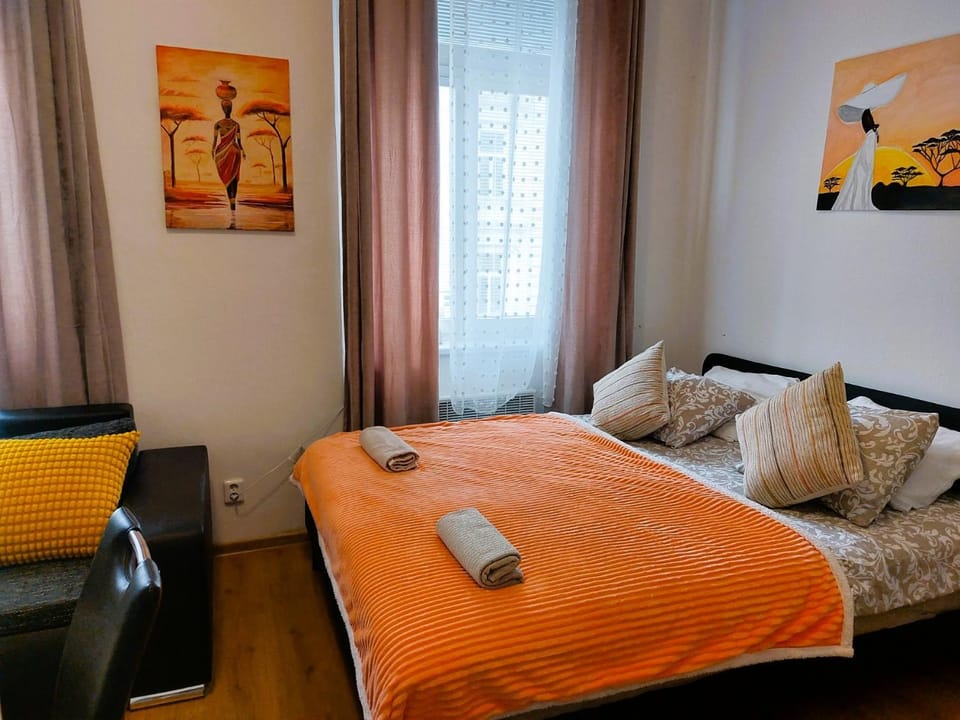 Bed, Living room, Photo of the whole room, Seating area, Bedroom