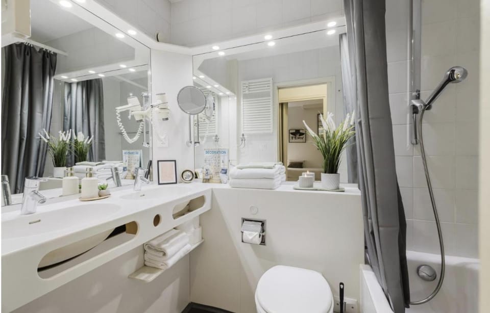 Shower, Toilet, Bathroom, Bath, towels
