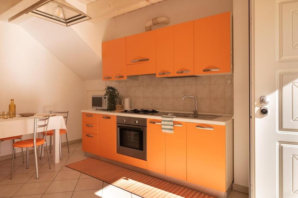 Kitchen or kitchenette, Dining area, oven, stove