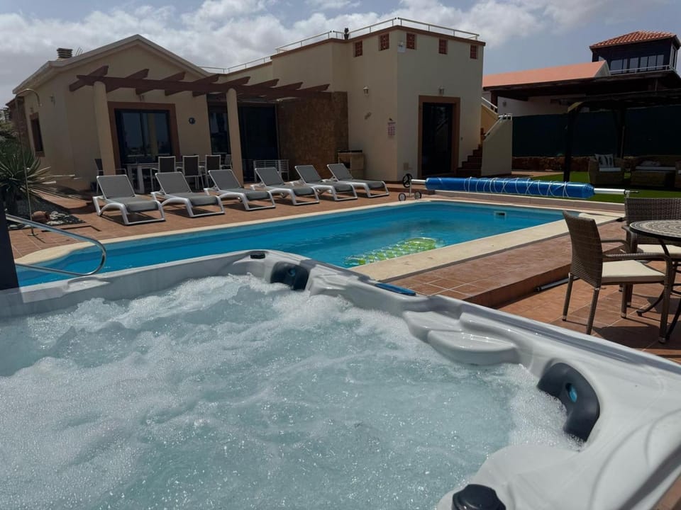 Property building, Hot Tub, Swimming pool