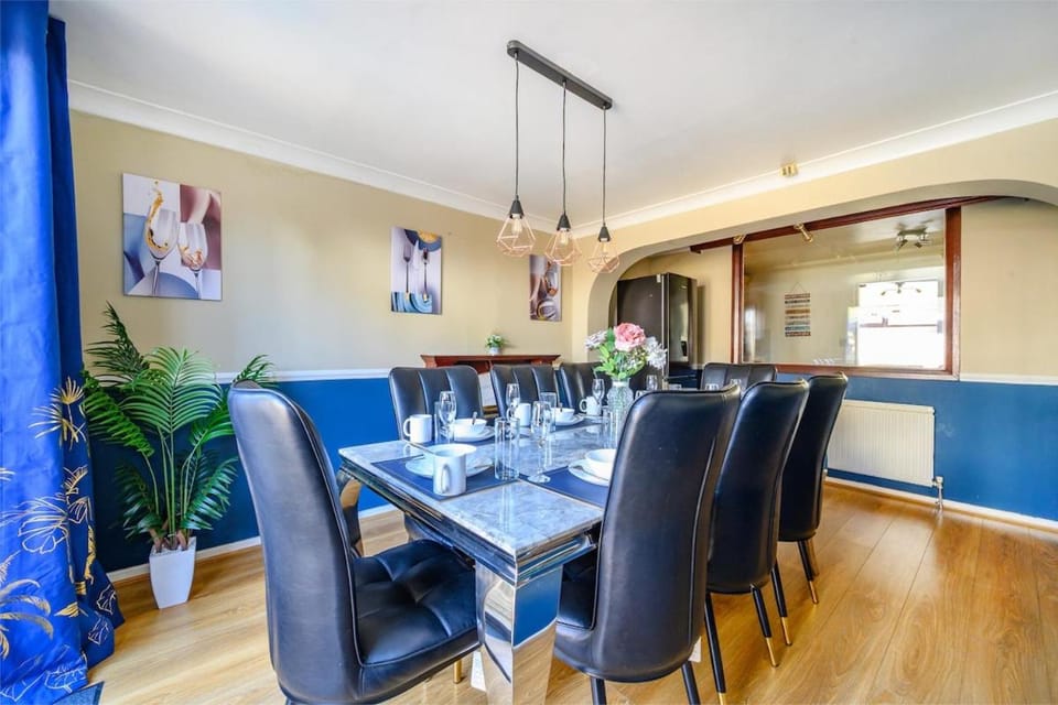 51VL For your Stylish and Relaxed Stay with Free Parking and Free WiFi House in Leeds
