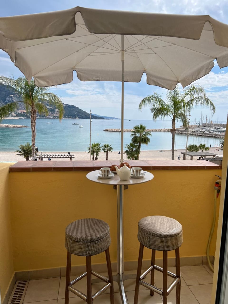 Natural landscape, View (from property/room), Balcony/Terrace, Dining area, Beach, Sea view