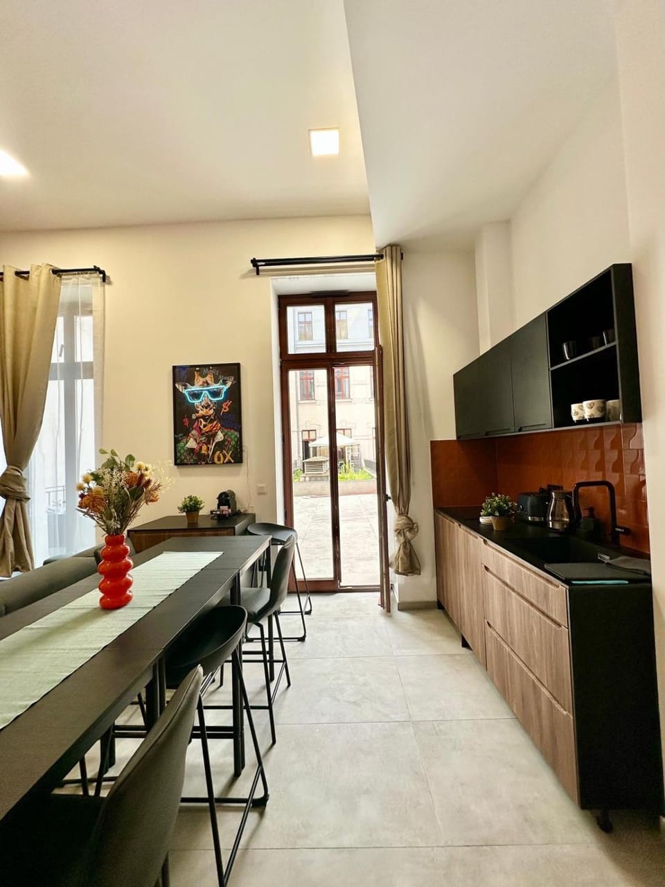 Kitchen or kitchenette, Dining area