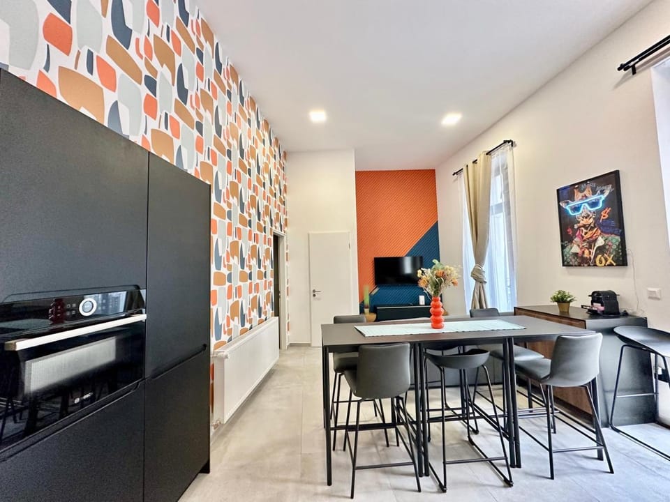 Kitchen or kitchenette, Dining area, oven