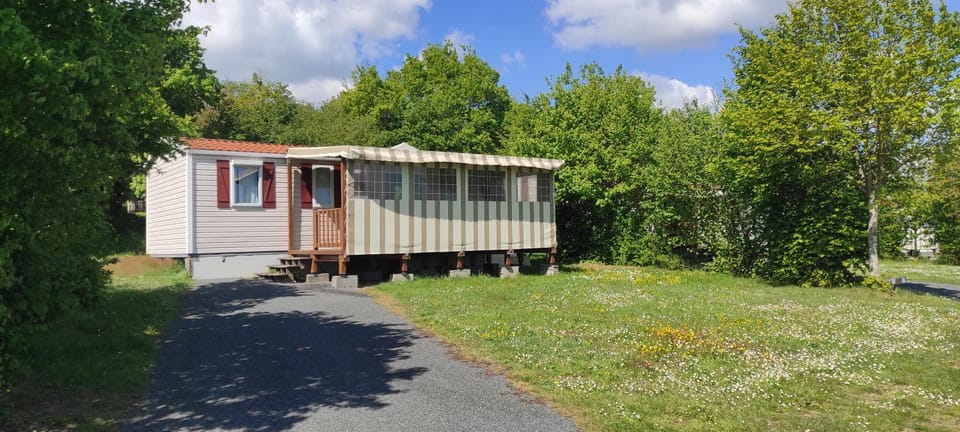 Mobil-home à la campagne les Logis de l'Oumois Campground/ 
RV Resort in Pays de la Loire