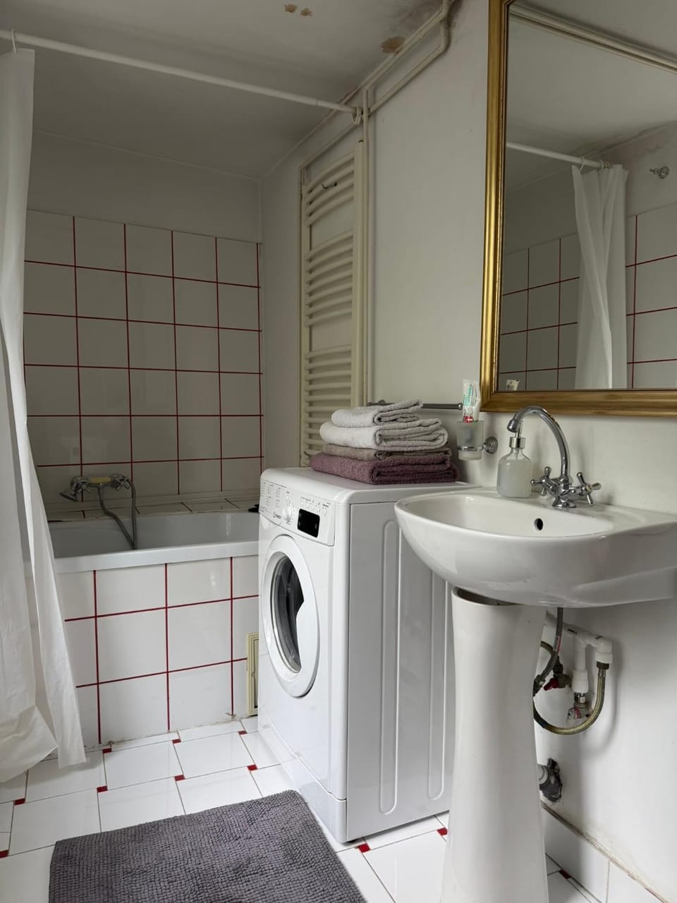 Bathroom, washing machine