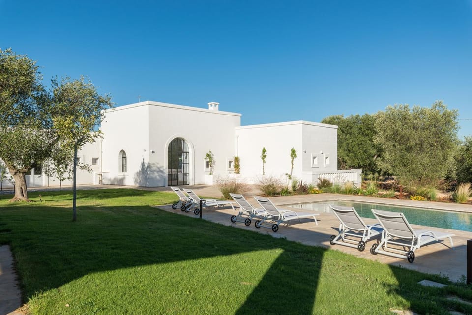 Property building, Garden, Garden view, Pool view, Swimming pool, sunbed