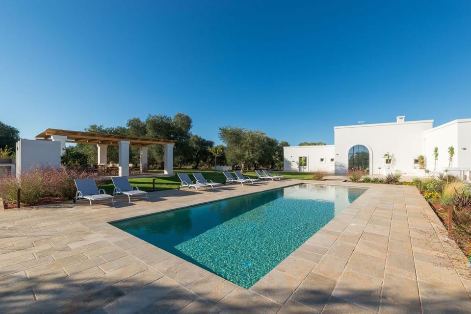 Property building, Garden, Garden view, Pool view, Swimming pool, sunbed