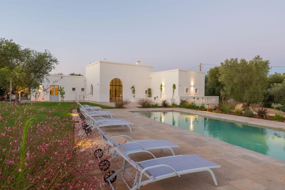 Property building, Patio, Garden, Garden view, Pool view, Swimming pool, sunbed