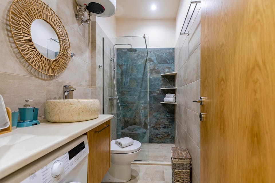 Shower, Toilet, towels
