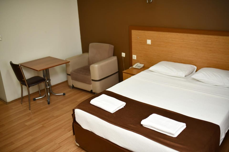 Bed, Photo of the whole room, Seating area