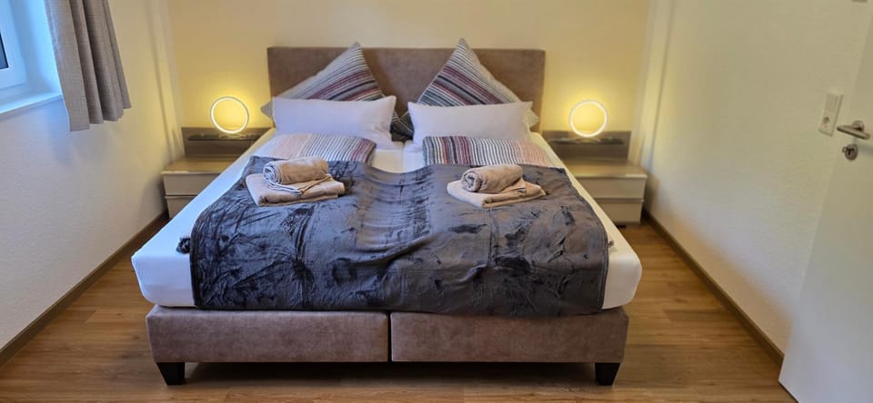Bed, Photo of the whole room, Bedroom, towels