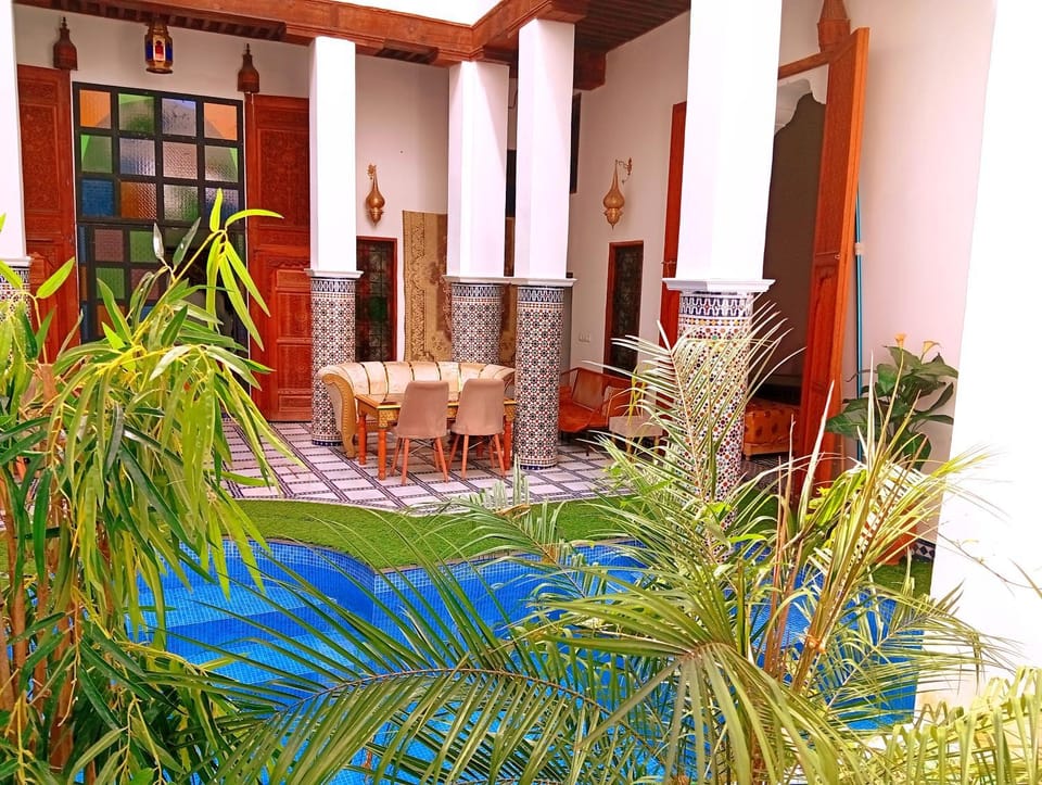 Patio, Day, Garden, Living room, Seating area, Garden view, Pool view, Swimming pool, sunbed