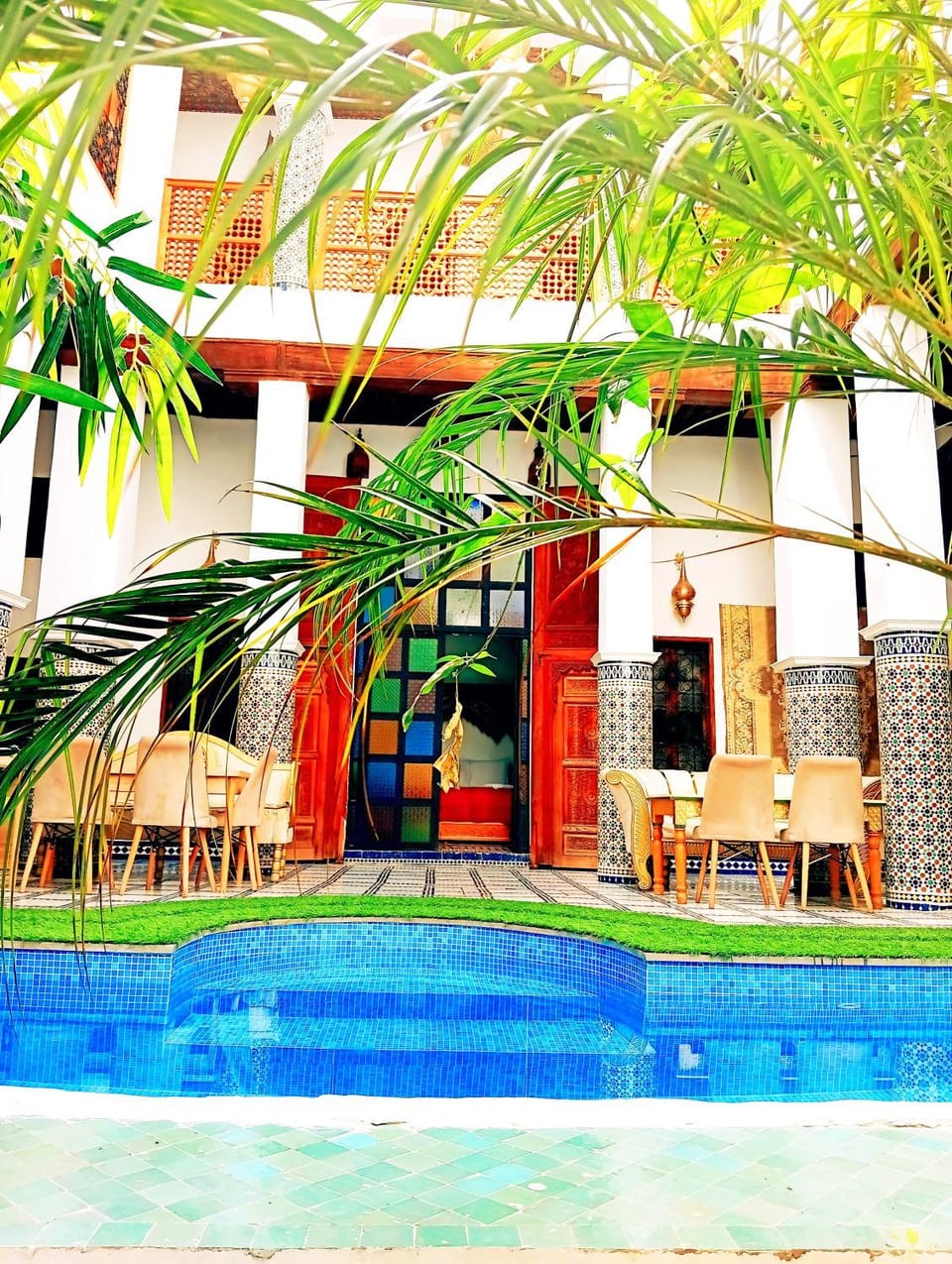 Property building, Patio, Day, Pool view, Swimming pool, sunbed