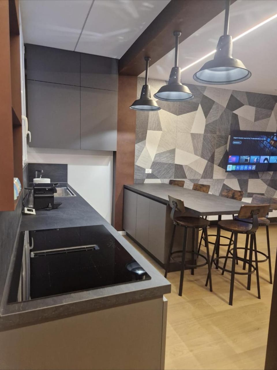 Kitchen or kitchenette, minibar