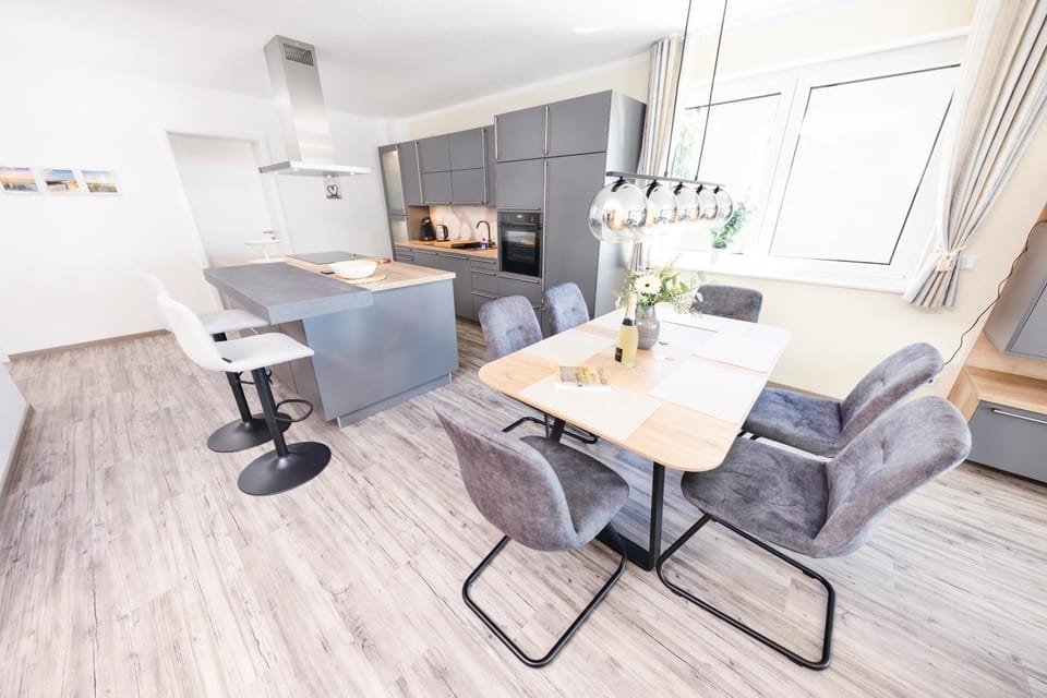 Coffee/tea facilities, Kitchen or kitchenette, Seating area, Dining area, dishwasher, pet friendly, stove, toaster