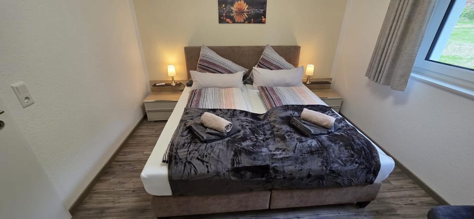 Bed, Bedroom, Garden view, towels