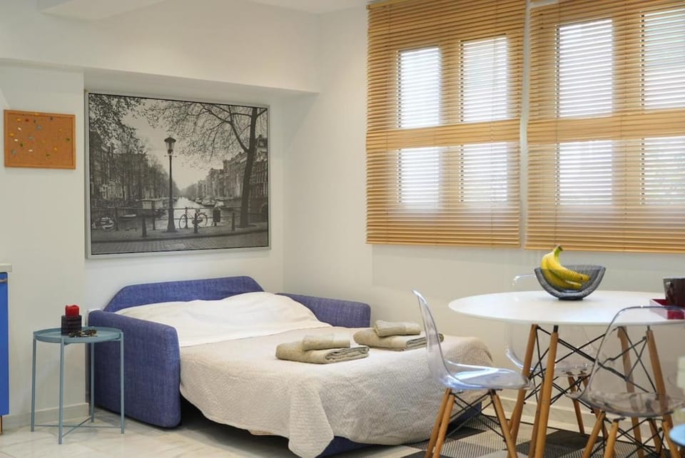 Bed, Living room, Photo of the whole room, Seating area, Dining area