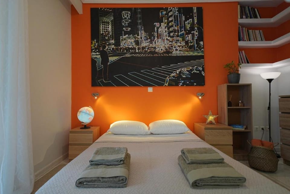 Bed, Library, Photo of the whole room, Bedroom, towels