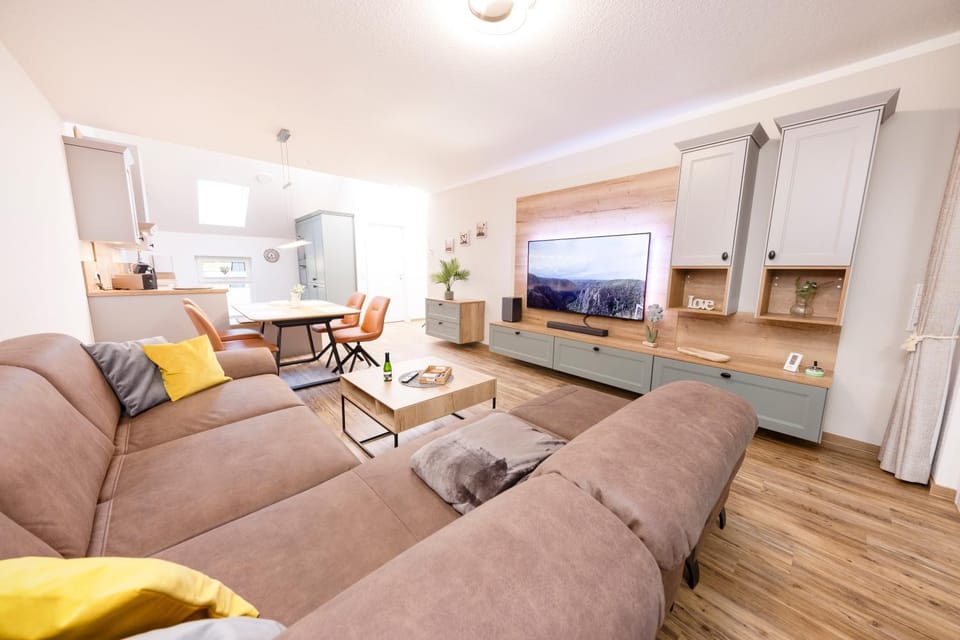 TV and multimedia, Living room, Seating area, Dining area, Evening entertainment