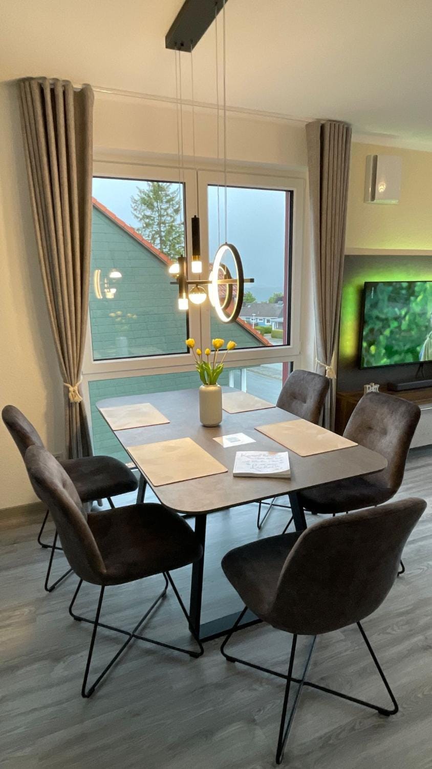 TV and multimedia, Living room, Seating area, Dining area