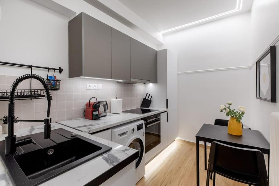 Coffee/tea facilities, Kitchen or kitchenette, Dining area, oven, stove, toaster, washing machine