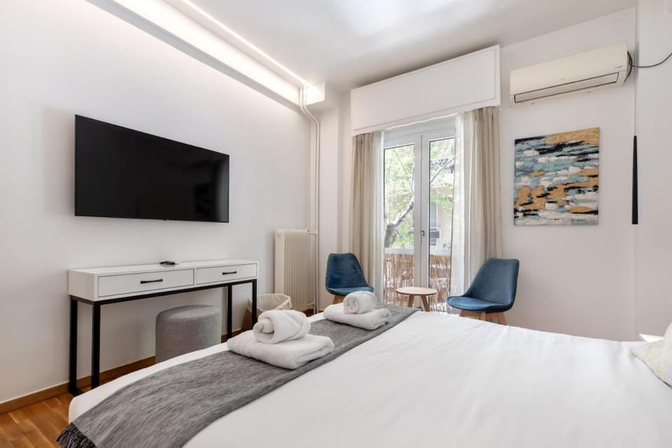 Bed, TV and multimedia, Photo of the whole room, Business facilities, Seating area, towels, air conditioner