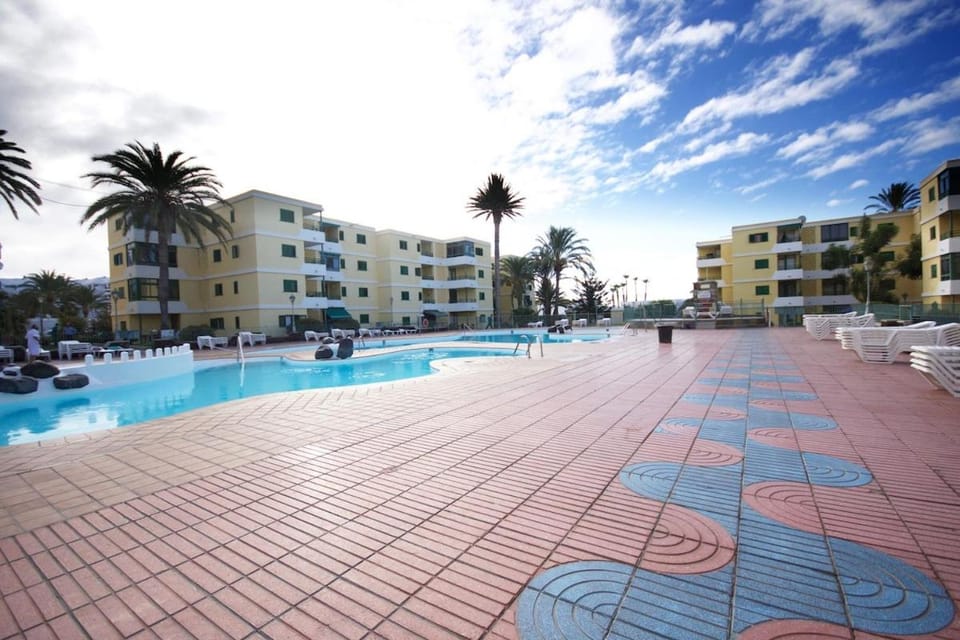 Day, Swimming pool, Swimming pool, sunbed