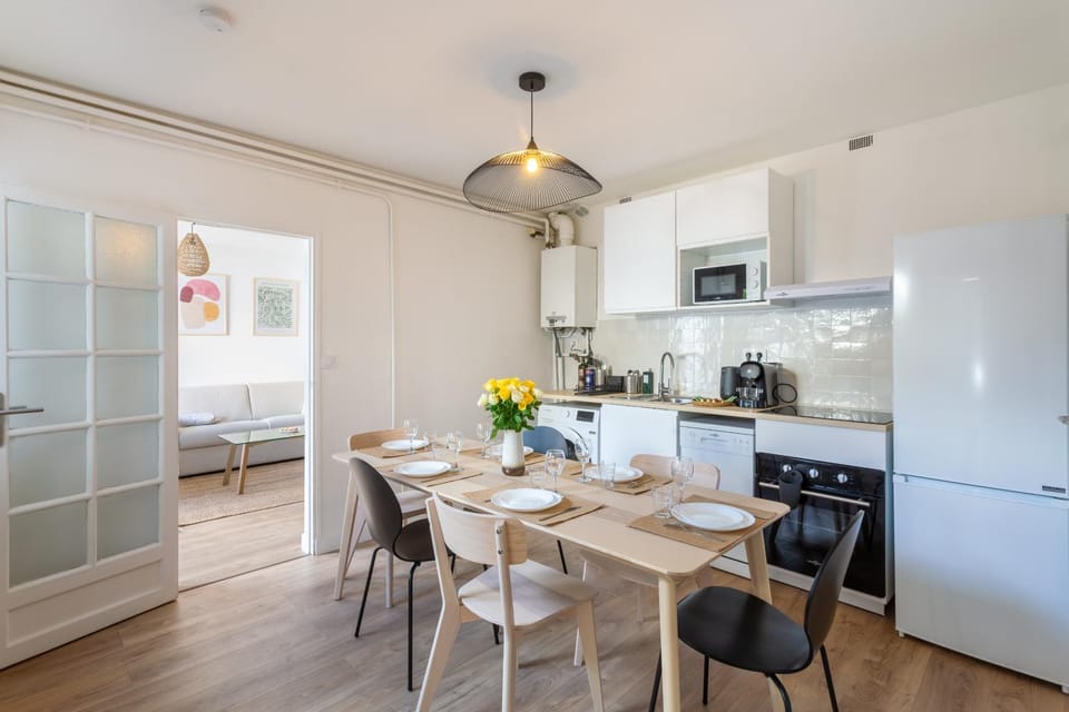 Coffee/tea facilities, Dining area, microwave, oven, pet friendly, stove, washing machine