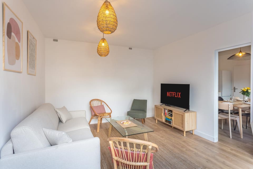 Bed, Activities, TV and multimedia, Living room, Seating area