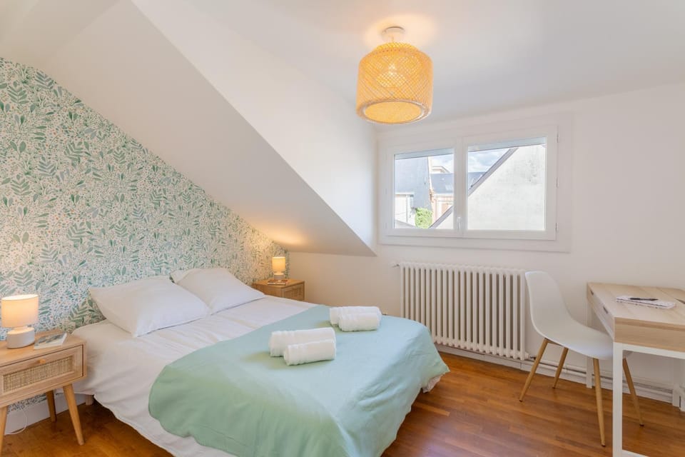 Bed, Photo of the whole room, Seating area, Bedroom, internet, towels