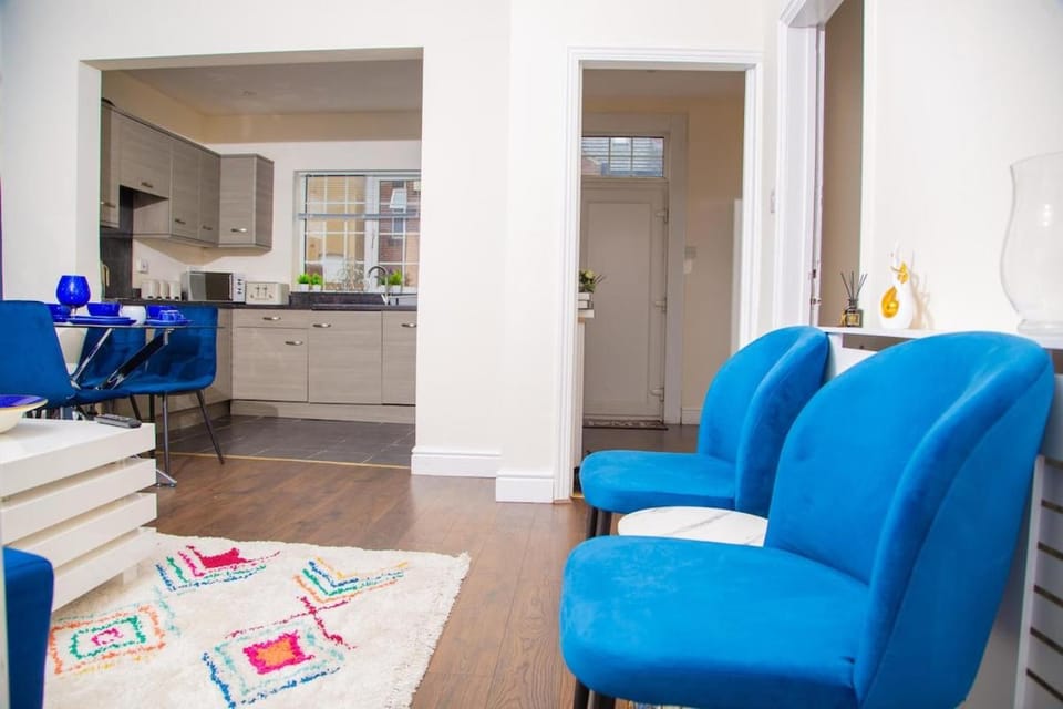 Contractors 4bed Sleeps8 Groups Spacious Parking WIFI SmartTV House in Wakefield