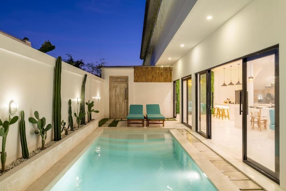 Swimming pool, sunbed