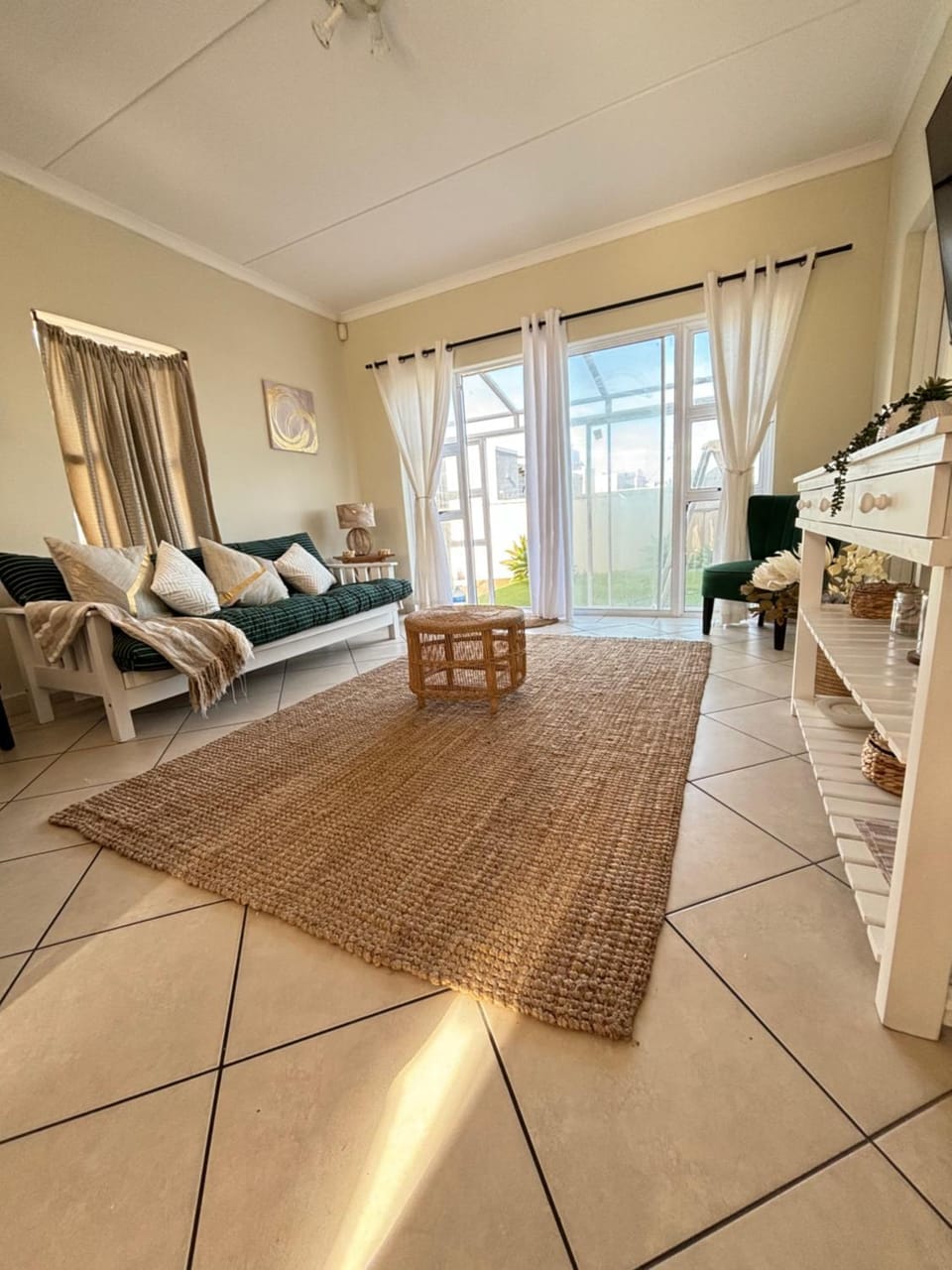 Living room, Photo of the whole room, Seating area