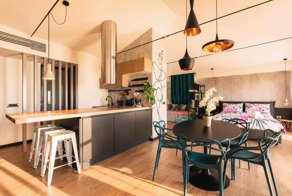 Kitchen or kitchenette, Living room, Seating area, Dining area, oven, stove