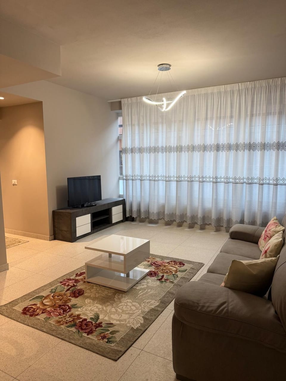 Communal lounge/ TV room, TV and multimedia, Living room, Seating area, Evening entertainment