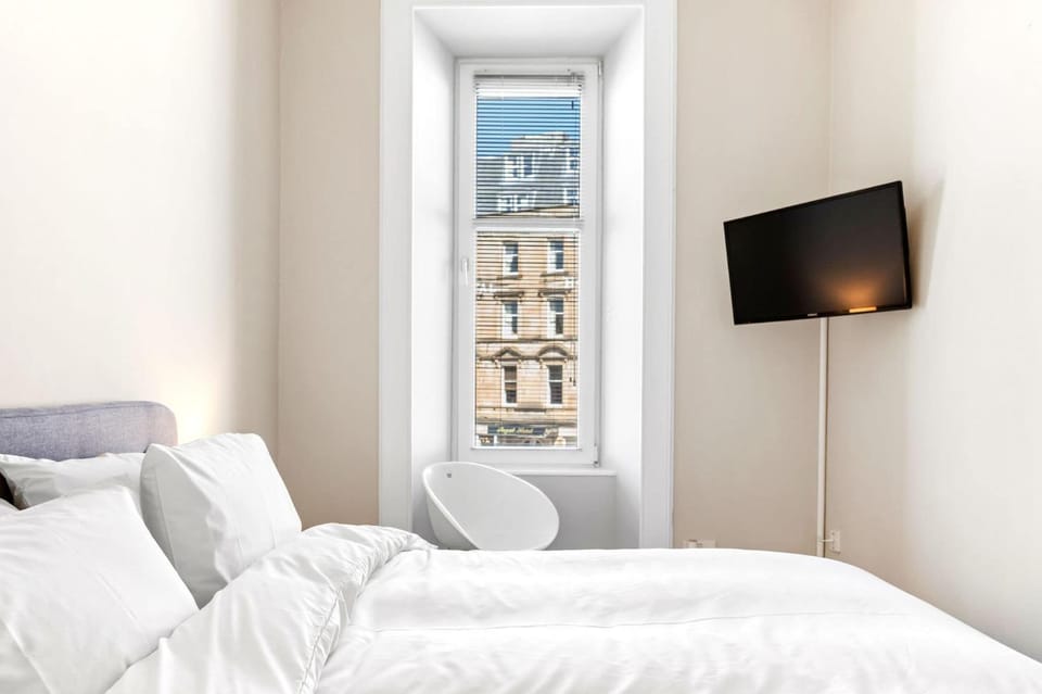 Bed, TV and multimedia, Bedroom