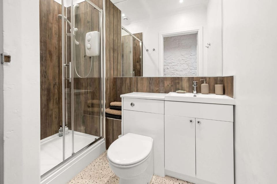Shower, Toilet, Bathroom, towels