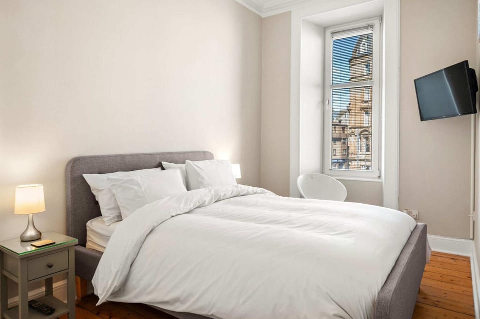 Bed, TV and multimedia, Bedroom
